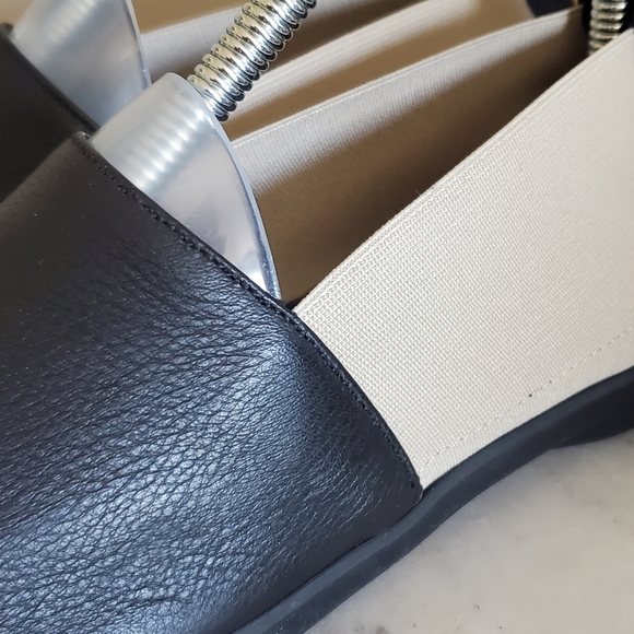 Andre Assous Black and Cream Flats Sz 7 - Picture 6 of 11